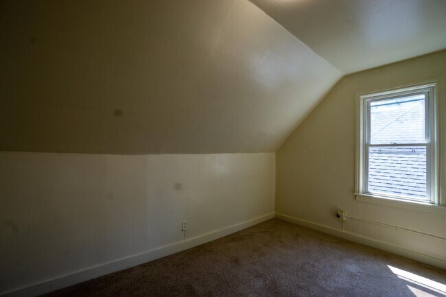 Building Photo - Available 6/1/26 - 4 Bedroom Duplex Close ...