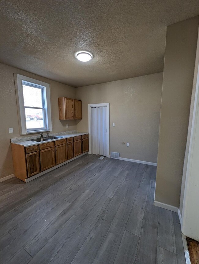 Building Photo - 2 Bedroom House Available