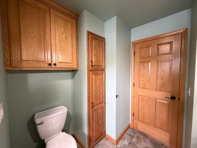 Building Photo - 5 Bed 2 Bath Single Family Home in Marshfield