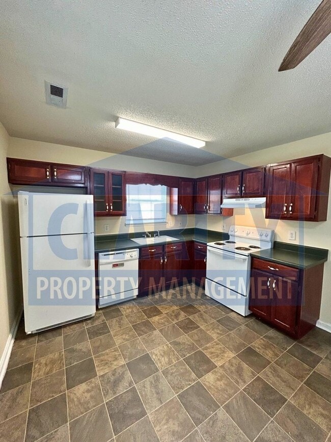 Building Photo - 3-bedroom home w/ single car garage!