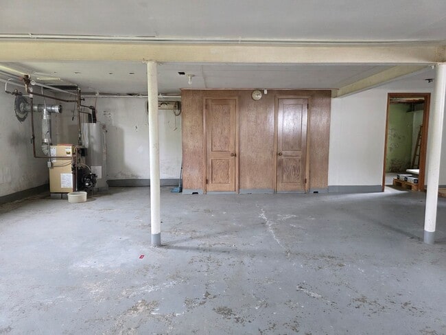 Building Photo - Charming and well-maintained ranch style available now!