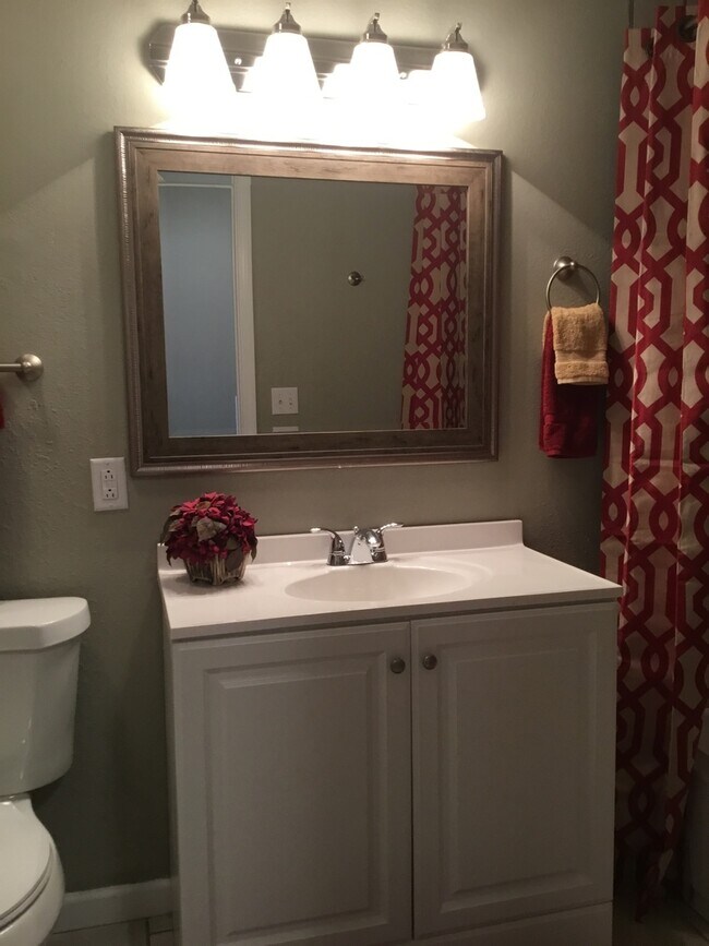 Building Photo - COLLEGE PROPERTY---PRE-LEASING FOR AUGUST! Amazing Updates! 3 bedroom 2 bath