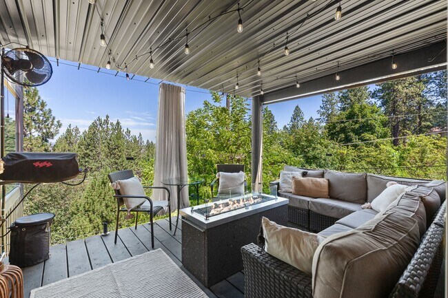 Building Photo - Beautifully Remodeled Execute Home - Parti...