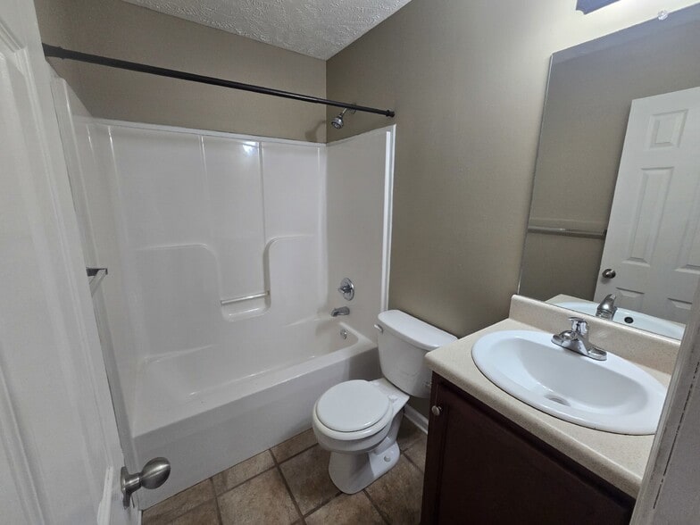 Building Photo - 812D Oak Arbor Ct