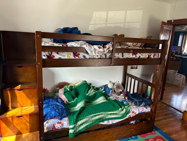 Bed 1 - 221 Market St