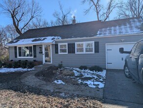 Building Photo - Remodeled 2 Bedroom 1.5 Bath - Overland Park