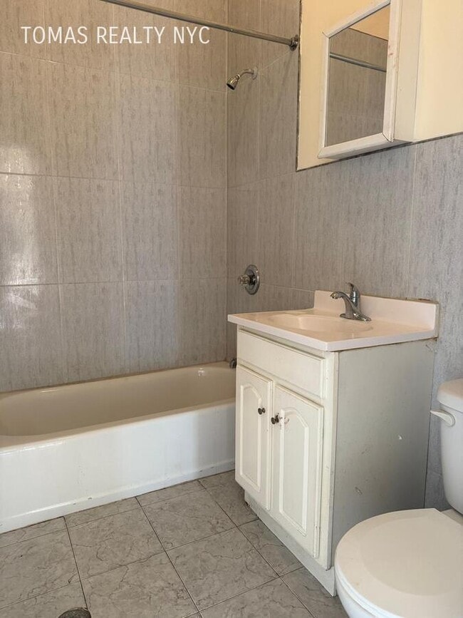 Building Photo - 712 E 214th St