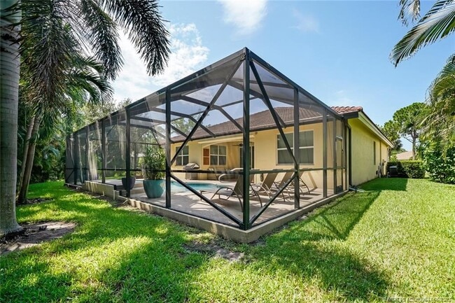 Building Photo - 521 NE Abaca Way