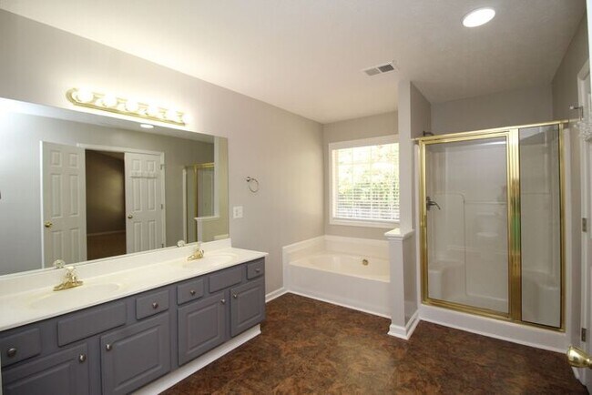 Building Photo - Huge Ranch home!