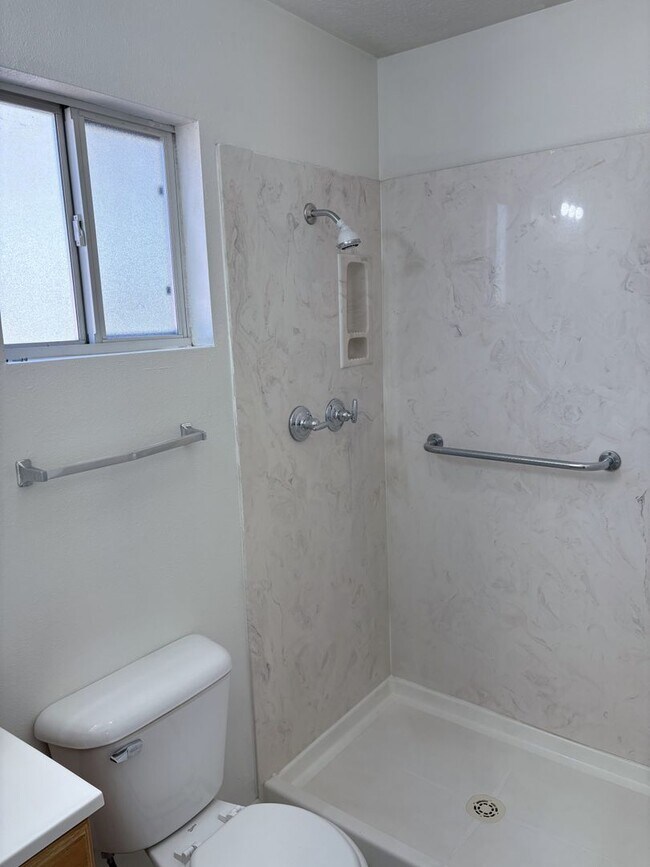 Building Photo - 2425 Mountain Rd NW