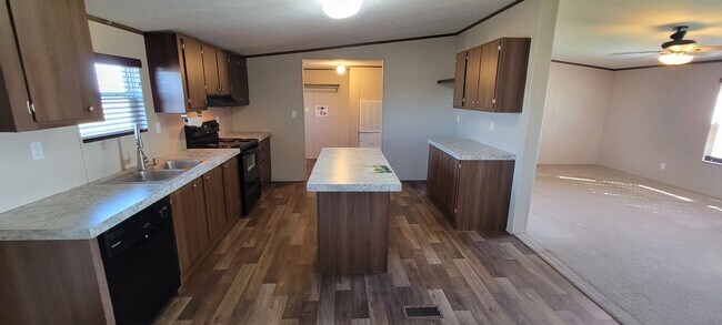 Building Photo - Easy Access to Austin Airport and Tesla