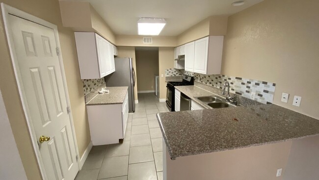 Building Photo - STUNNING 2 BEDROOM TOWN HOME IN HENDERSON!