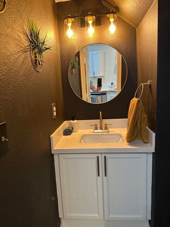 Building Photo - Fully Furnished Three Bedroom Spring Valle...