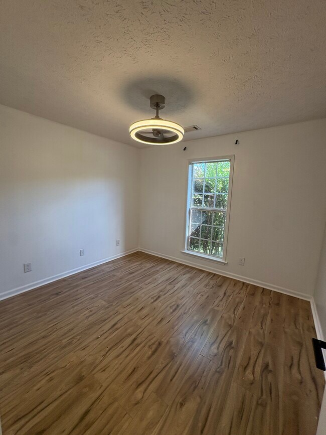 Building Photo - 143 Ridgeview Dr