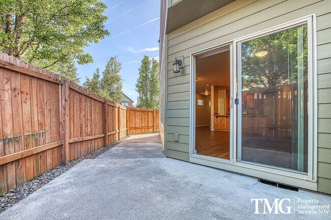 Building Photo - Contemporary 3 Bed 2.5 Bath Style Home in ...