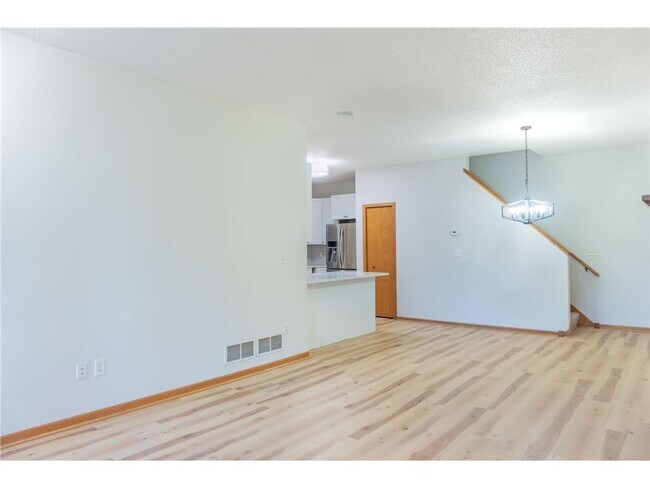 Building Photo - 112X Crystal Pl W