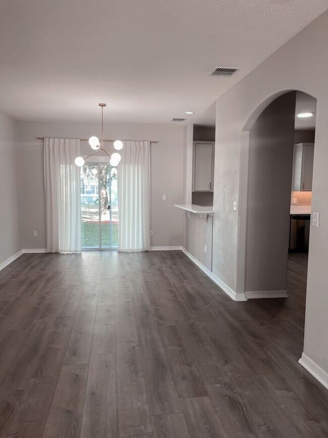 Building Photo - Beautiful Townhouse