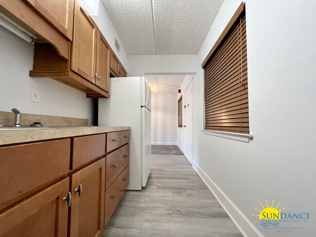 Building Photo - 1 mile East of Hurlburt AFB, beautiful Ced...