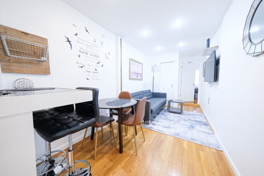 Building Photo - 305 E 104th St