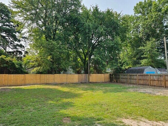 Building Photo - 3907 E Chatham Dr