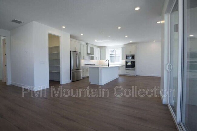 Building Photo - 459 Rimrock Ln