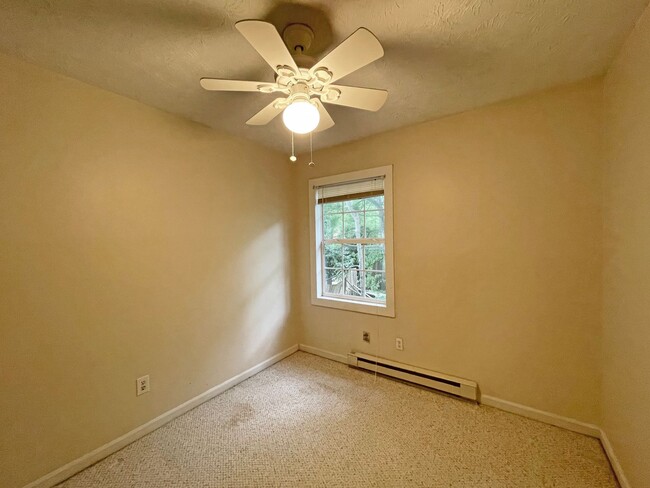 Building Photo - SPACIOUS TOWNHOME near Downtown! Washer/Dr...