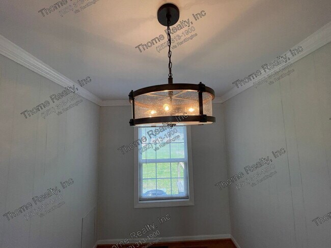Building Photo - 2233 Oak Dr