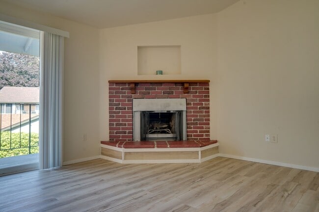 Building Photo - Kent Green River Estates Condo