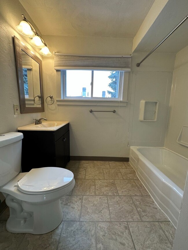 Building Photo - Stunning One Bedroom in Oakland! Second Floor Unit, Ample Natural Light & More!! Call Today!