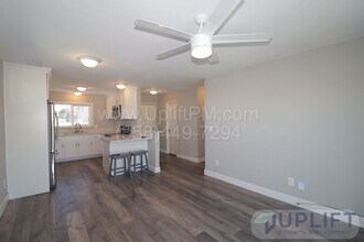 Building Photo - 2 bed 2 bath Remodeled Duplex