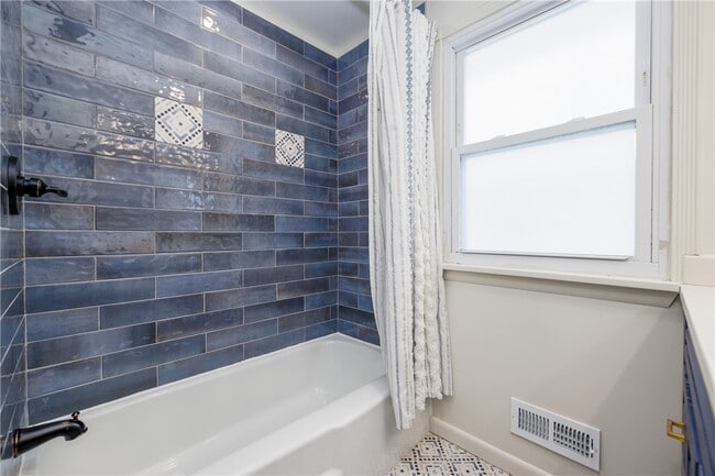 Building Photo - 207 W Ivy St