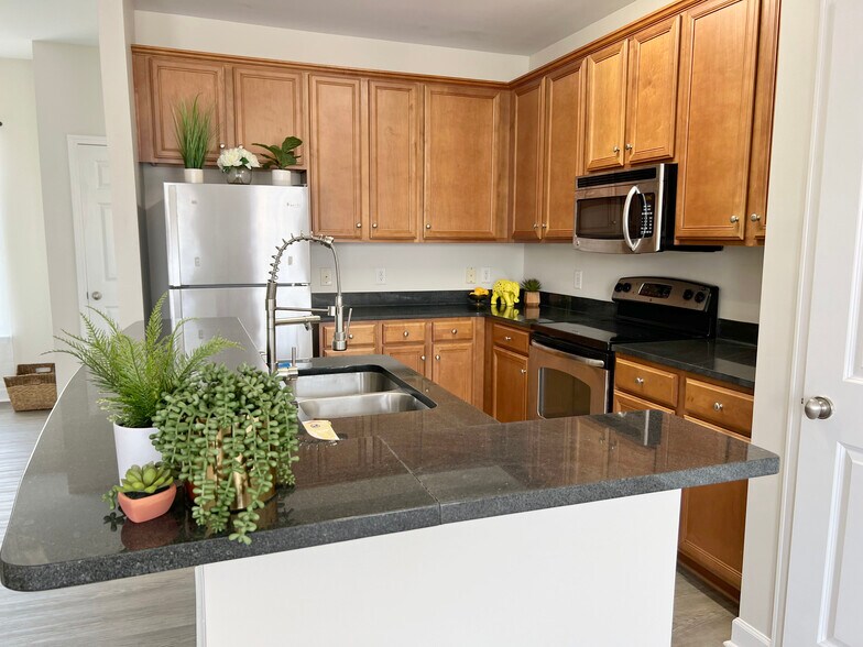 Building Photo - 3518 Saint James Ave