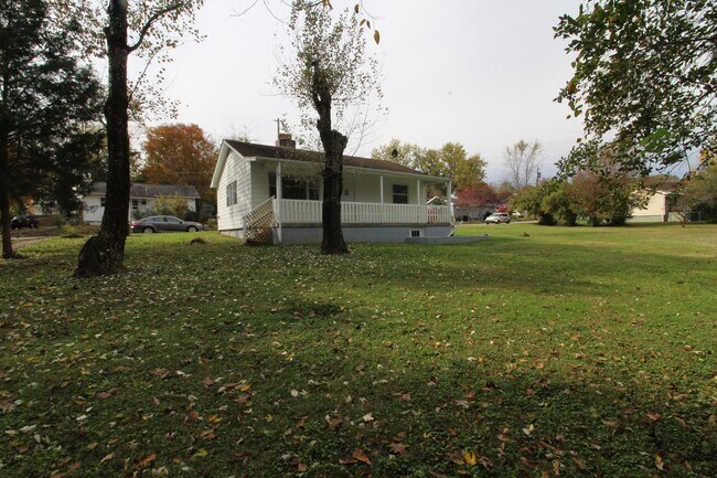 Building Photo - Absolutely adorable home in Oak Ridge