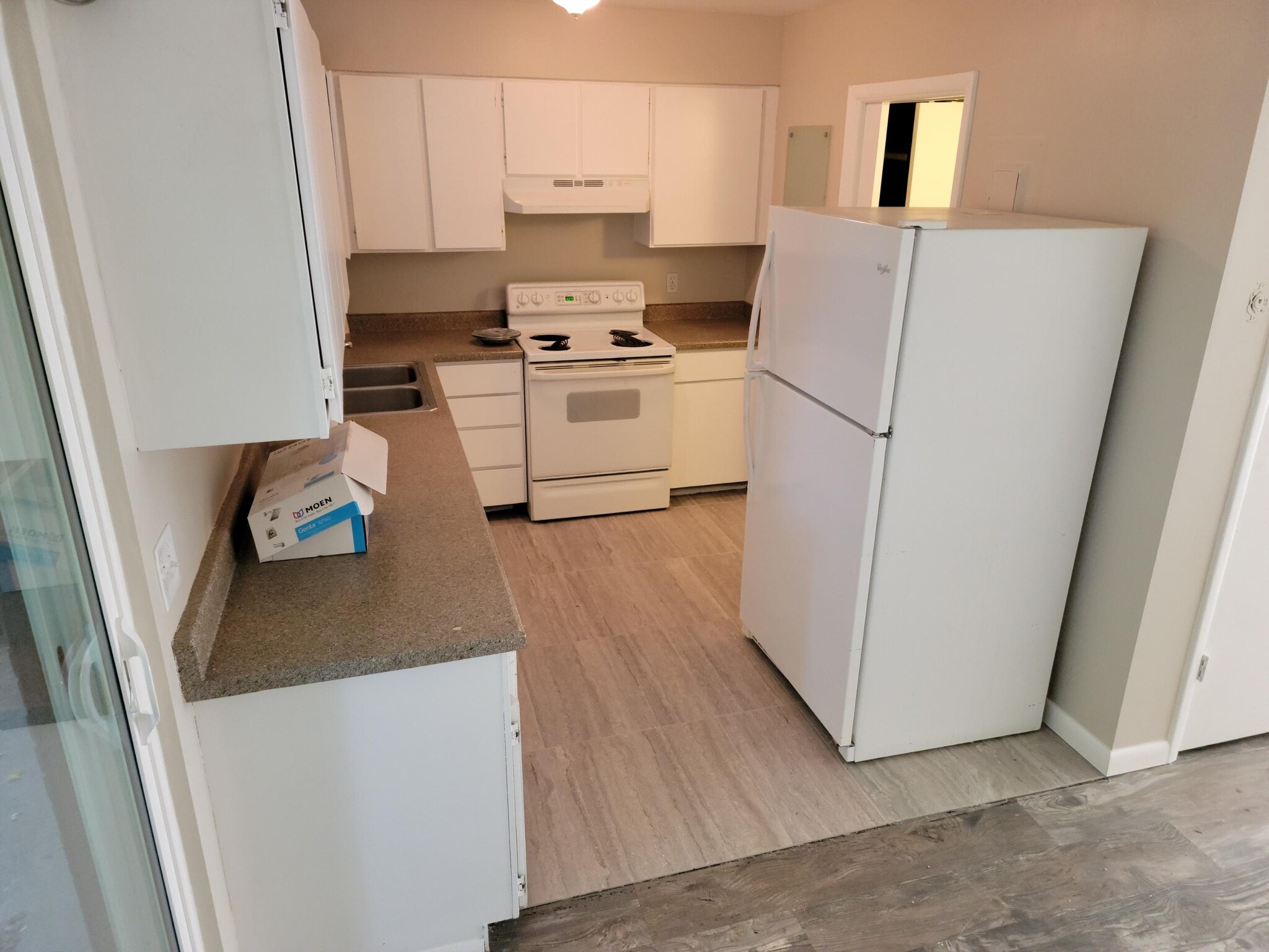 Building Photo - 979 S Lake St