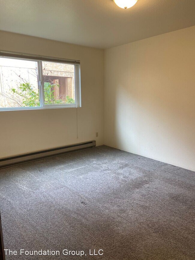 Building Photo - 210 10th Ave E