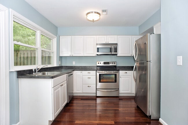 Building Photo - Coming Soon! 2 bed 2 1/2 bath townhouse in...