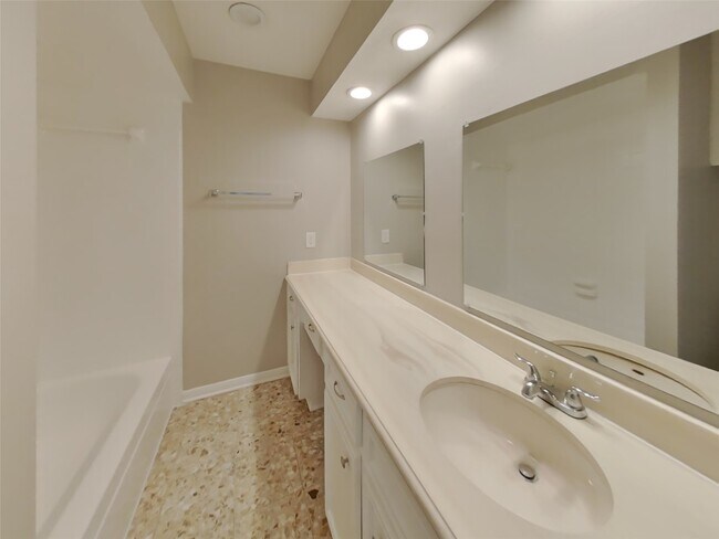 Building Photo - 5711 Kiowa Timbers Dr