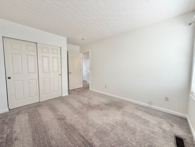 Building Photo - 3-bedroom, 2-bathroom home located in Cincinnati offering a functional layout and practical ameni...