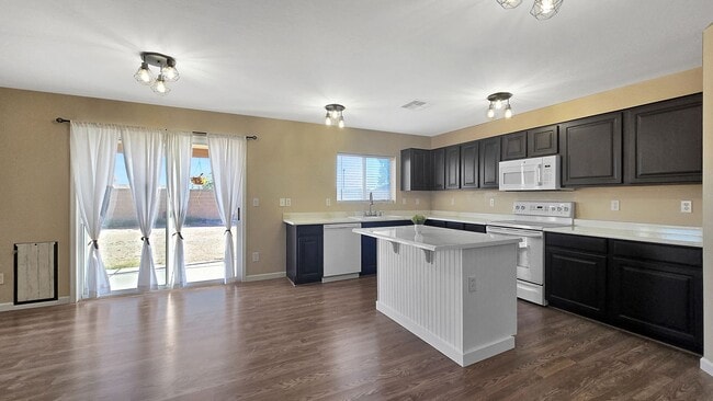 Building Photo - Newly remodeled interior! Excellent price!
