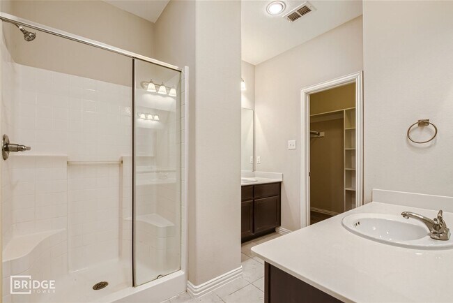 Building Photo - 1313 Lakecrest Ln