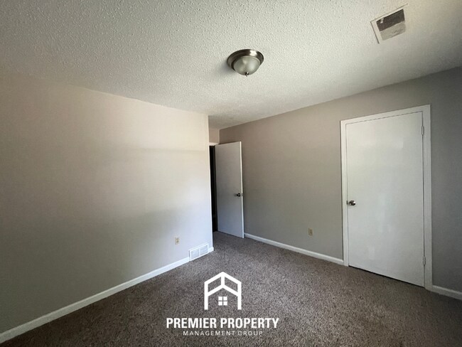 Building Photo - 5999 Pebblehill Dr