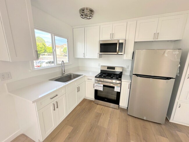 Building Photo - 2bd/1ba in Sherman Oaks w/ parking, washer/dryer in unit!