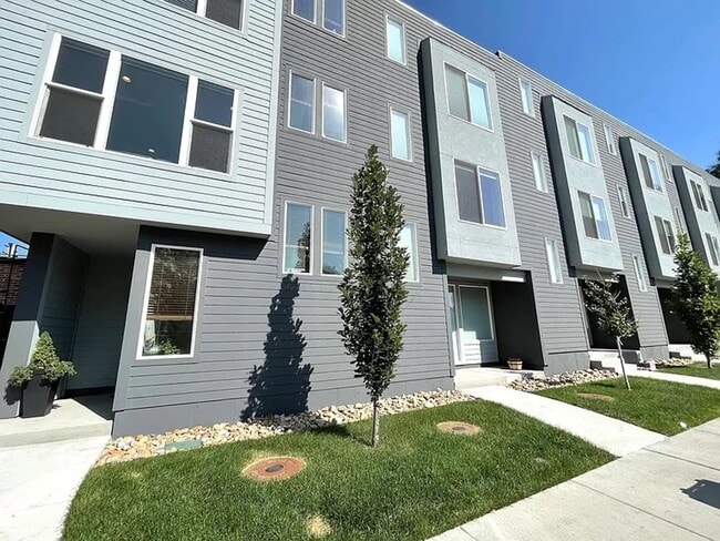 Building Photo - 2 BD/2 1/2Bath in Denver's Modern Townhome...