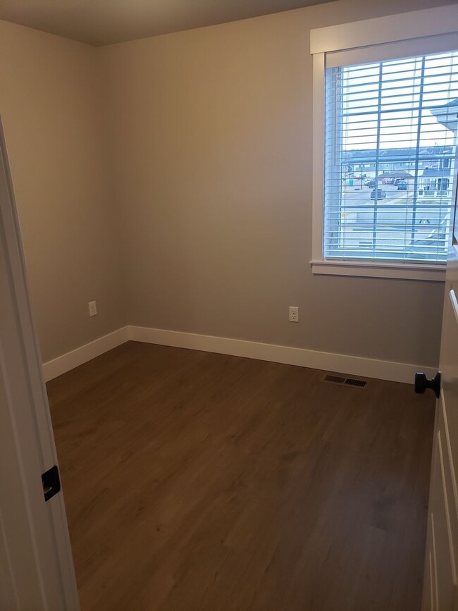 Building Photo - Cozy 2 bed 2 1/2 bath townhome