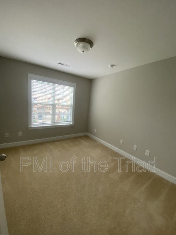 Building Photo - 832 Silver Leaf Dr
