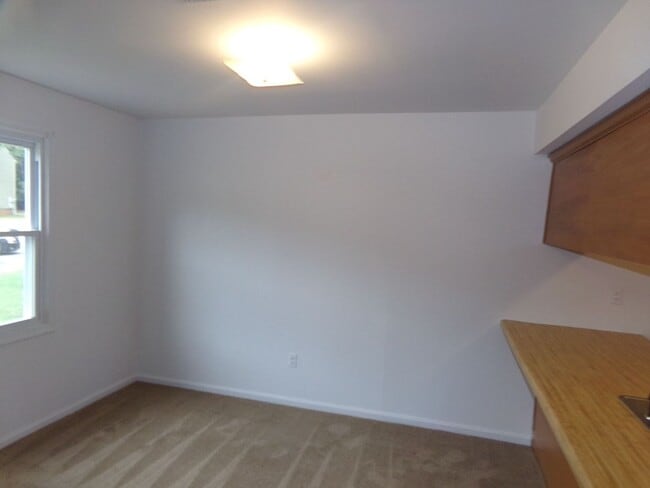 Building Photo - 2 BR Available in Prince George Commons To...