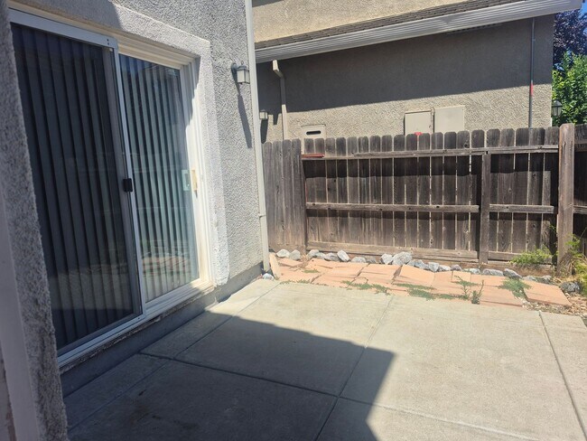 Building Photo - Adorable 3 bedroom 2.5 bath