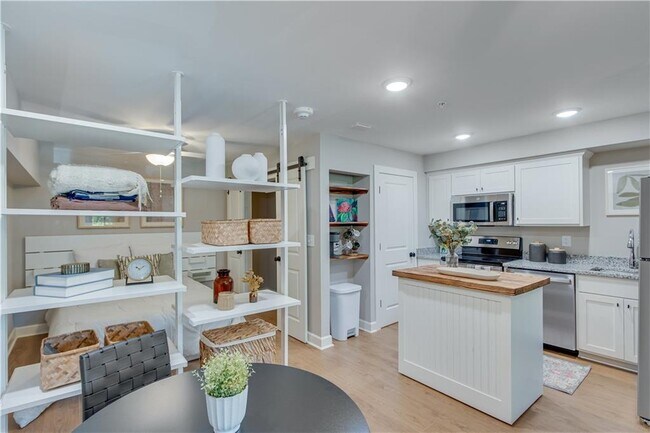 Building Photo - 710 Jesse Jewell Pkwy SE