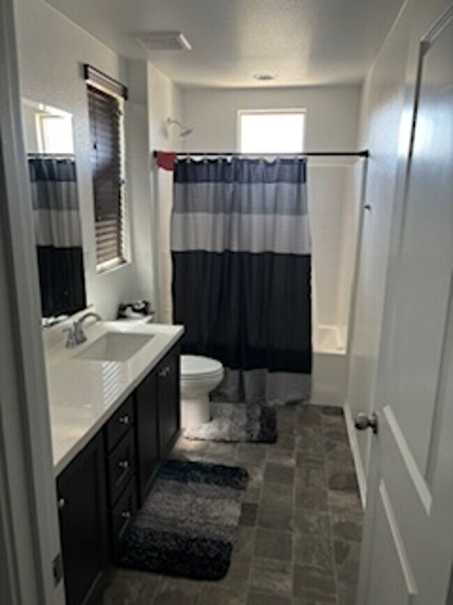 Building Photo - 3 Bedroom Townhome in Winchester