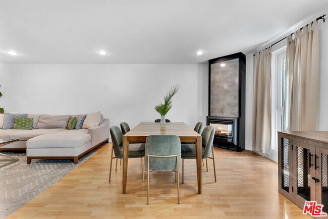 Building Photo - 11789 Montana Ave